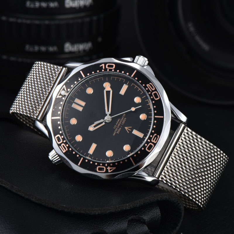 Muški kvarcni sat u europskom stilu, tri kazaljke, kućište od zlitine, remen od imitacijske kože, promjer cifernika 43 mm, debljina 13 mm, luminescijske kazaljke, prikaz mjeseca.