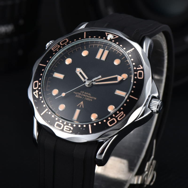 Muški kvarcni sat u europskom stilu, tri kazaljke, kućište od zlitine, remen od imitacijske kože, promjer cifernika 43 mm, debljina 13 mm, luminescijske kazaljke, prikaz mjeseca.