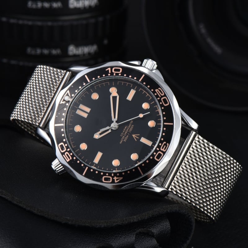 Muški kvarcni sat u europskom stilu, tri kazaljke, kućište od zlitine, remen od imitacijske kože, promjer cifernika 43 mm, debljina 13 mm, luminescijske kazaljke, prikaz mjeseca.