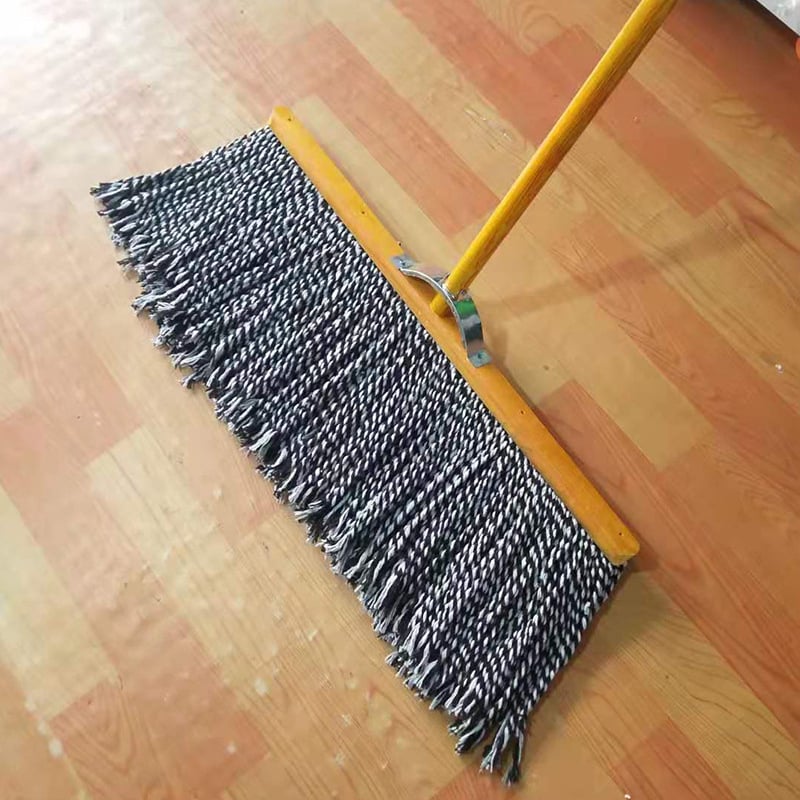 Klasični drveni plosnati mop s drvenom ručkom i glavom od pamukovih niti – široka upijajuća glava
