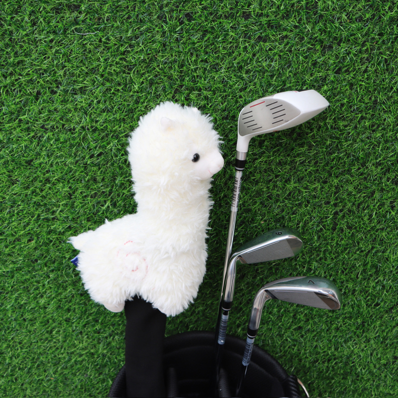 Állatmotívumos golffejvédő — alpakával és csirke lábával tervezve, kis méret, rajzfilm-stílus, plüss kötött anyag