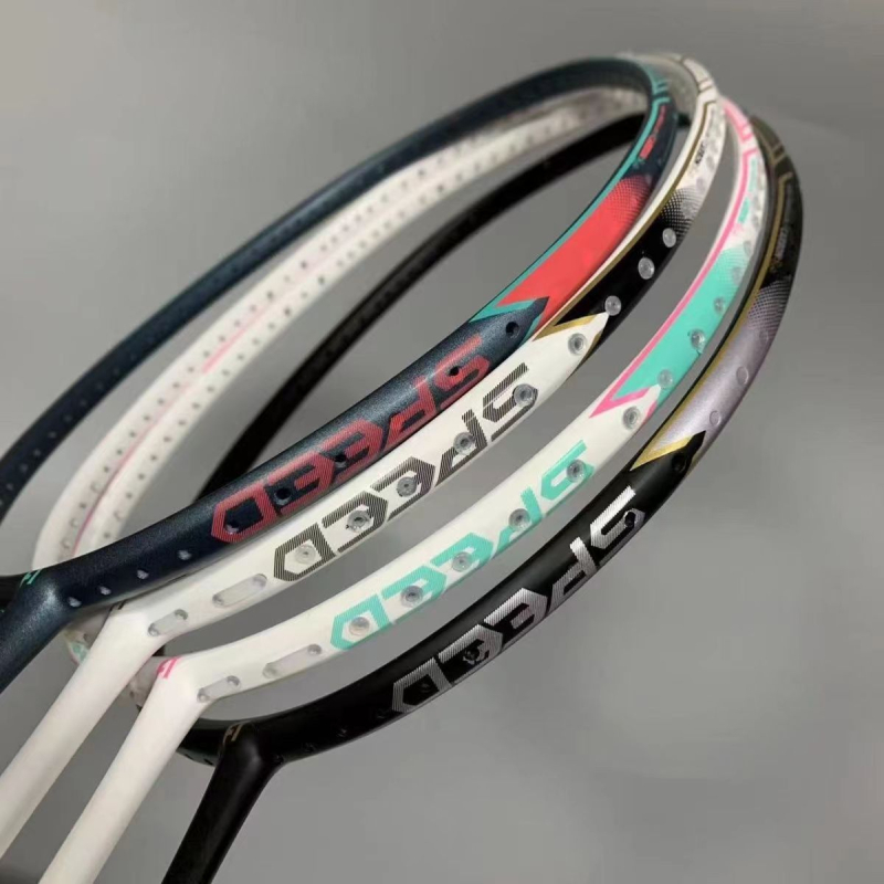 Swift Shadow 400 badminton reketa – potpuno karbonska, ultra lagana 4U, crno-zlatna, izdržljiva konstrukcija