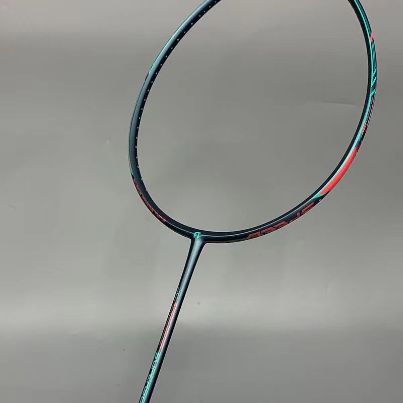 Swift Shadow 400 badminton reketa – potpuno karbonska, ultra lagana 4U, crno-zlatna, izdržljiva konstrukcija