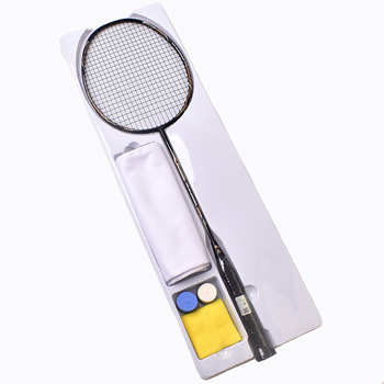 Set od dvije lagane badminton reketa, 4U, potpuno karbonske konstrukcije, za odrasle