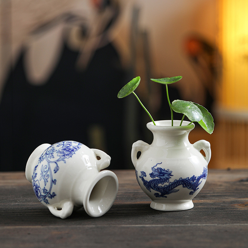 Mala vaza od plavog i bijelog porcelana za stolnu dekoraciju u retro kineskom stilu