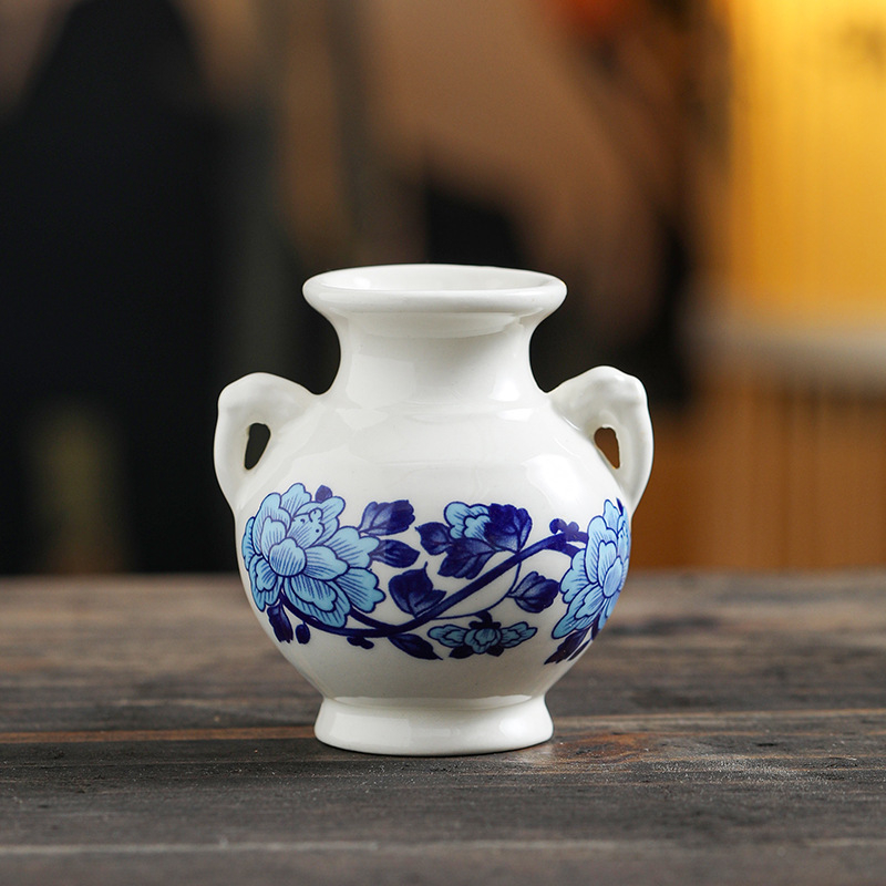 Mala vaza od plavog i bijelog porcelana za stolnu dekoraciju u retro kineskom stilu
