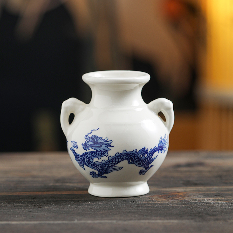 Mala vaza od plavog i bijelog porcelana za stolnu dekoraciju u retro kineskom stilu