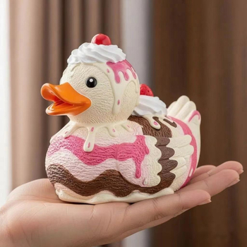 Slatka patka od smole — dekorativna figura s motivom voća i torte