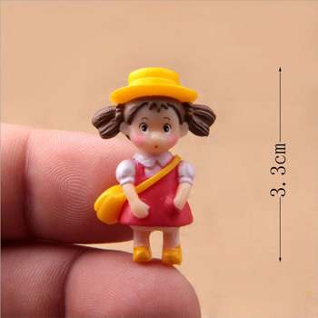 Zakka ornament mini peisaj cu mușchi — Xiaomei alergând în pelerină de ploaie, figurina cu fetiță și rucsac, serie