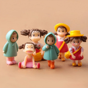Zakka ornament mini peisaj cu mușchi — Xiaomei alergând în pelerină de ploaie, figurina cu fetiță și rucsac, serie