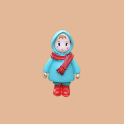 Zakka ornament mini peisaj cu mușchi — Xiaomei alergând în pelerină de ploaie, figurina cu fetiță și rucsac, serie