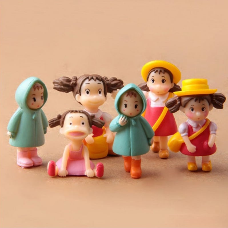 Zakka ornament mini peisaj cu mușchi — Xiaomei alergând în pelerină de ploaie, figurina cu fetiță și rucsac, serie