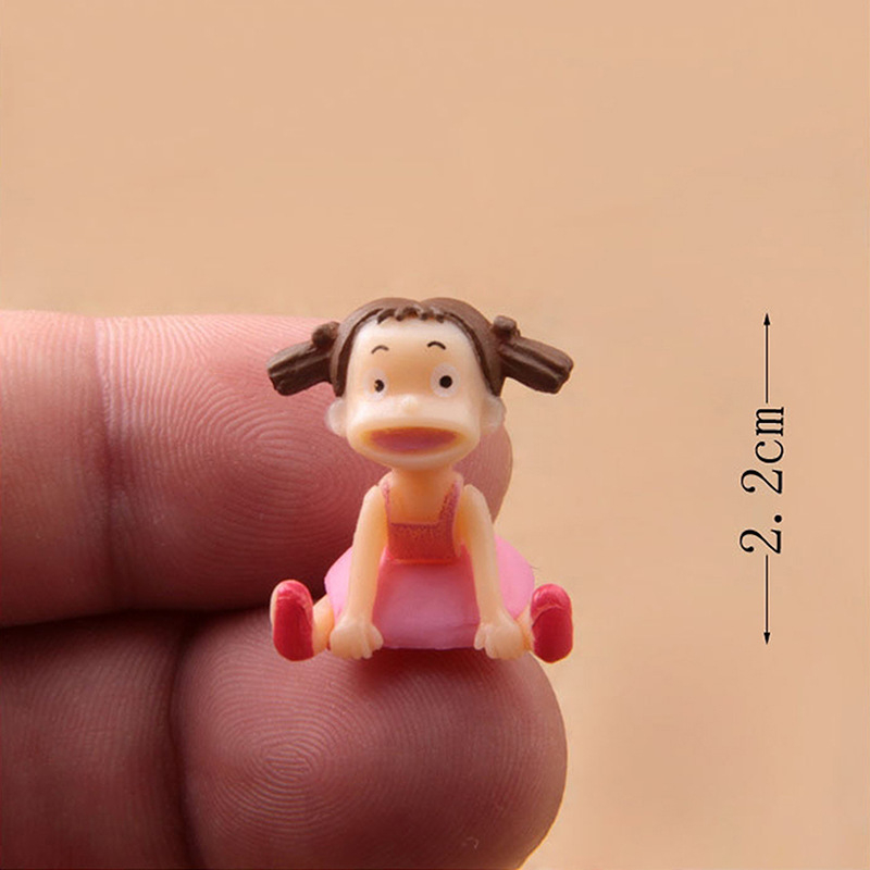 Zakka ornament mini peisaj cu mușchi — Xiaomei alergând în pelerină de ploaie, figurina cu fetiță și rucsac, serie