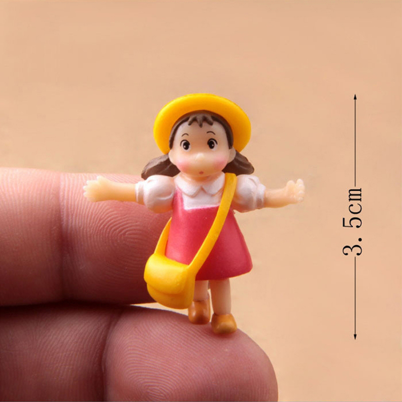 Zakka ornament mini peisaj cu mușchi — Xiaomei alergând în pelerină de ploaie, figurina cu fetiță și rucsac, serie