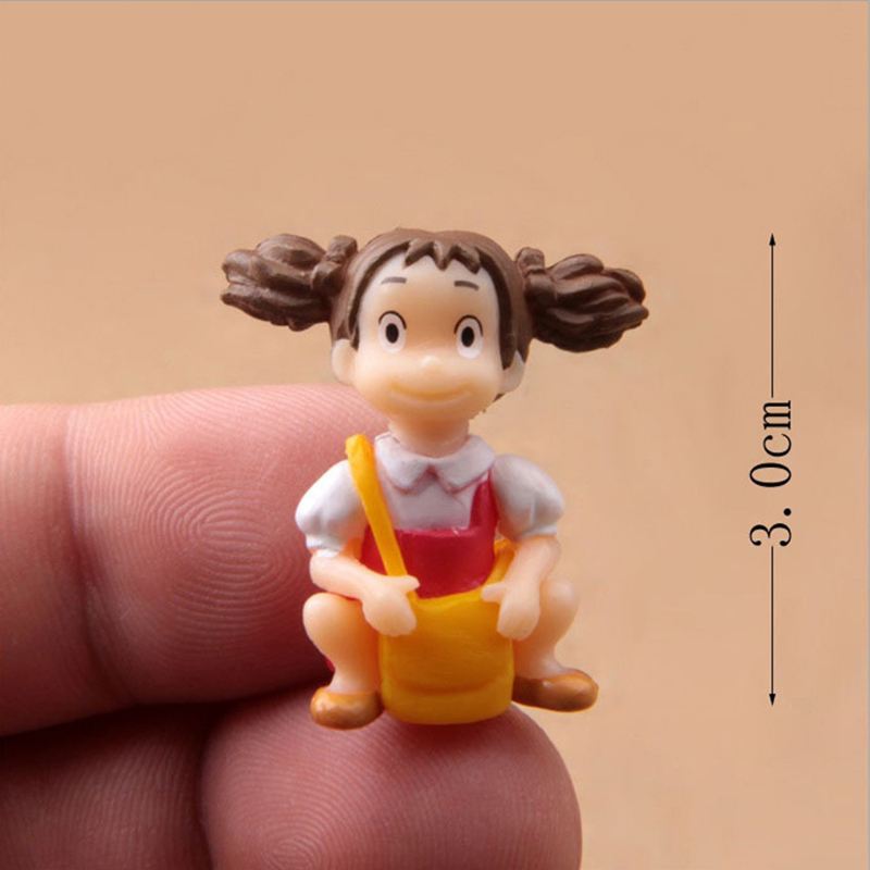 Zakka ornament mini peisaj cu mușchi — Xiaomei alergând în pelerină de ploaie, figurina cu fetiță și rucsac, serie
