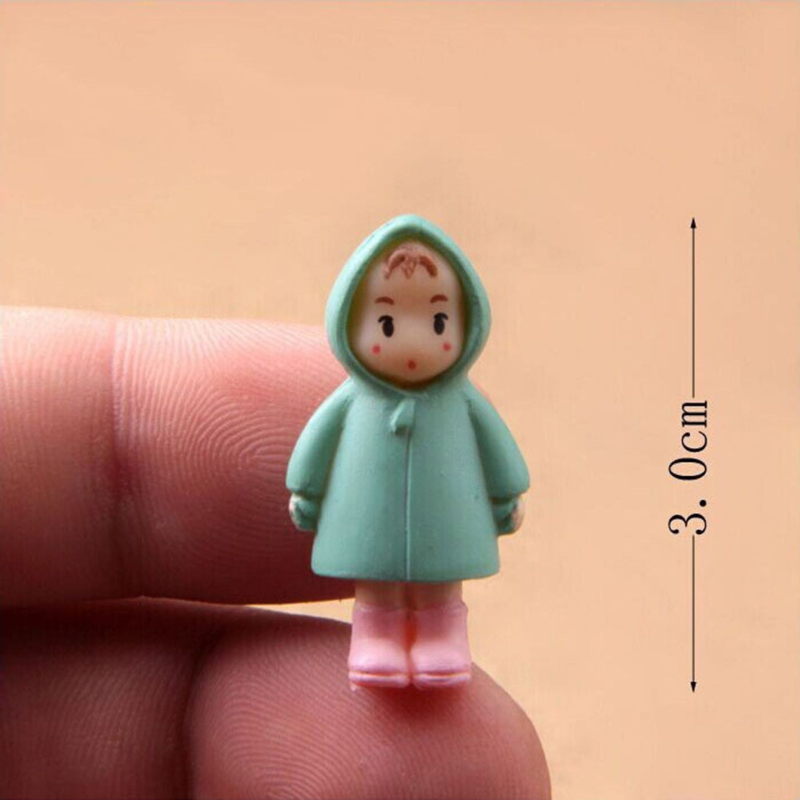 Zakka ornament mini peisaj cu mușchi — Xiaomei alergând în pelerină de ploaie, figurina cu fetiță și rucsac, serie