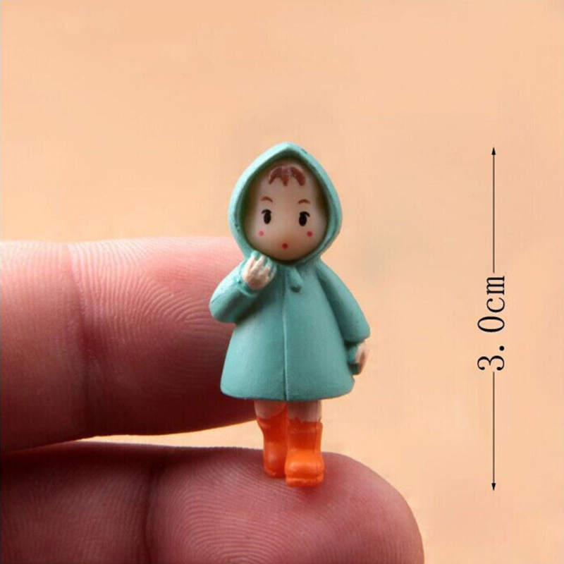 Zakka ornament mini peisaj cu mușchi — Xiaomei alergând în pelerină de ploaie, figurina cu fetiță și rucsac, serie