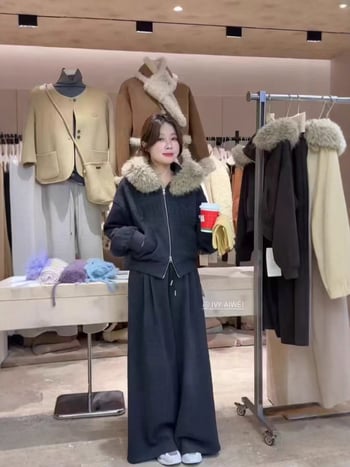 Ženski dvodijelni set: kapuljača jakna s krznenim ovratnikom i fleece podstavom, dugi rukavi, široke hlače