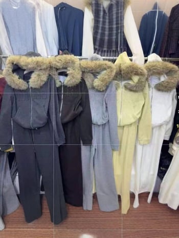 Ženski dvodijelni set: kapuljača jakna s krznenim ovratnikom i fleece podstavom, dugi rukavi, široke hlače