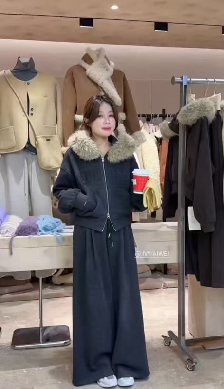 Ženski dvodijelni set: kapuljača jakna s krznenim ovratnikom i fleece podstavom, dugi rukavi, široke hlače