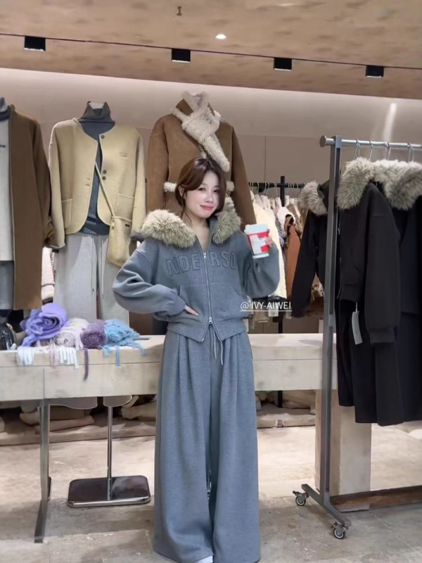Ženski dvodijelni set: kapuljača jakna s krznenim ovratnikom i fleece podstavom, dugi rukavi, široke hlače