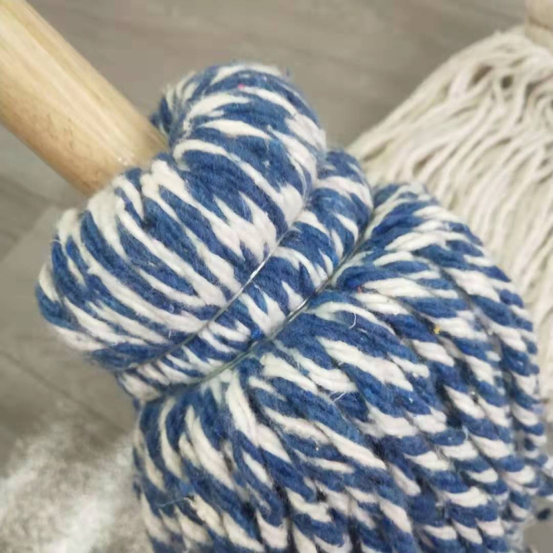 Pamukasti mop s okruglom glavom i drvenom drškom, produžena glava, upija vlagu za podove