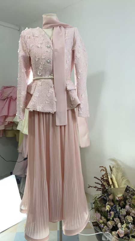 Set sako s biserima i leptirskim uzorkom te plisirana suknja, Chanel stil, jesen-zima 2025