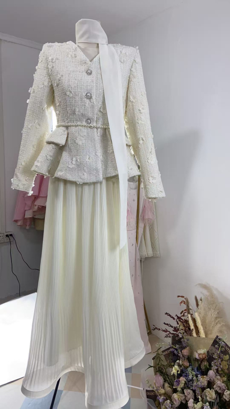 Set sako s biserima i leptirskim uzorkom te plisirana suknja, Chanel stil, jesen-zima 2025