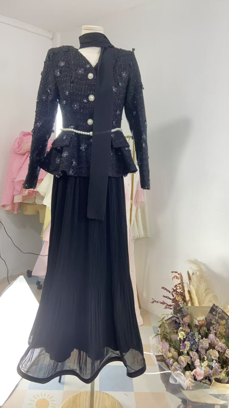 Set sako s biserima i leptirskim uzorkom te plisirana suknja, Chanel stil, jesen-zima 2025
