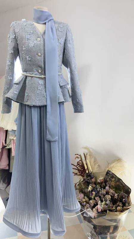 Set sako s biserima i leptirskim uzorkom te plisirana suknja, Chanel stil, jesen-zima 2025