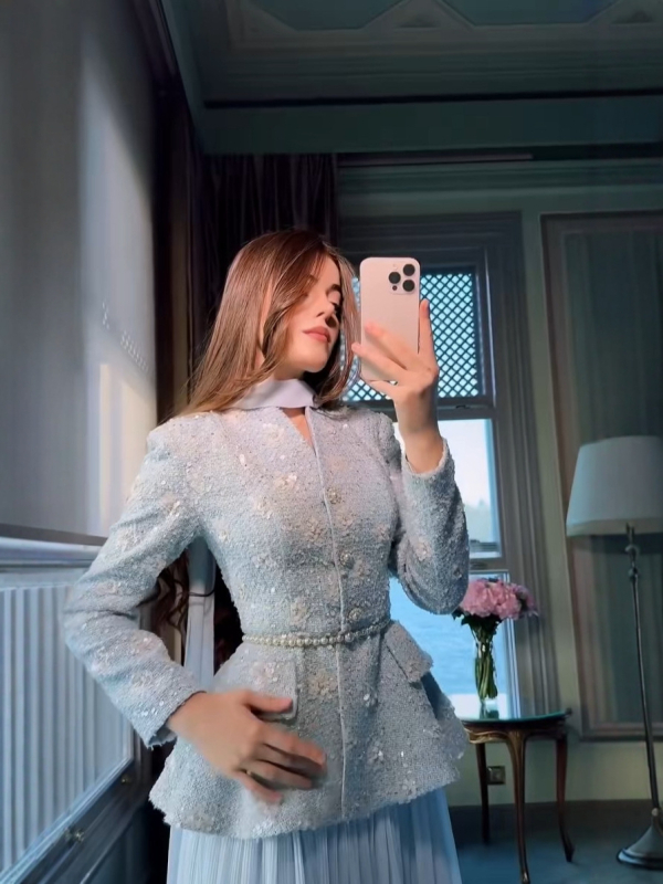 Set sako s biserima i leptirskim uzorkom te plisirana suknja, Chanel stil, jesen-zima 2025