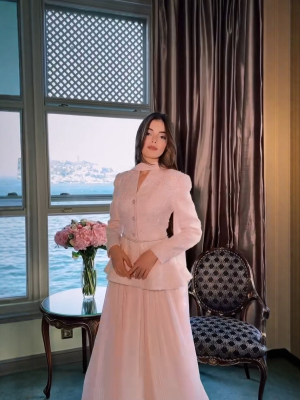 Set sako s biserima i leptirskim uzorkom te plisirana suknja, Chanel stil, jesen-zima 2025