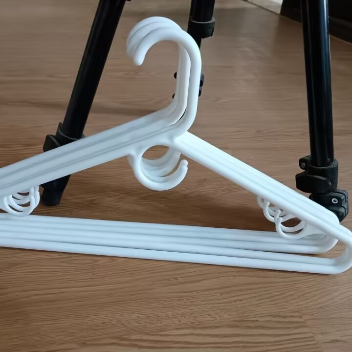 Plastična vješalica za odjeću, debela i velika, protuklizni kukica, crno-bijela