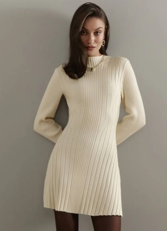 Elegáns kötött ruha hosszú ujjú, kerek nyakkal, egyszínű, testhez álló fazon, midi hosszúságú.