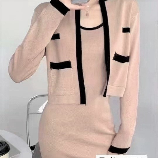 Ženski dvodijelni komplet: kontrastno obojeni pleteni kardigan i top sa suknjom, elegantan jesenji stil