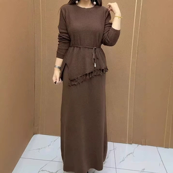 Set od dvije komponente: top i mini suknja, jesen/zima, udoban kroj koji vizualno naglašava vitku siluetu, moderan stil
