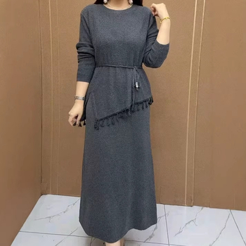 Set od dvije komponente: top i mini suknja, jesen/zima, udoban kroj koji vizualno naglašava vitku siluetu, moderan stil