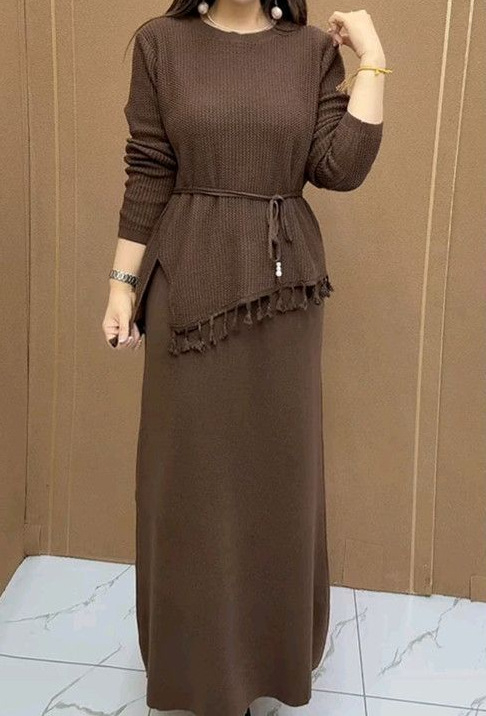 Set od dvije komponente: top i mini suknja, jesen/zima, udoban kroj koji vizualno naglašava vitku siluetu, moderan stil