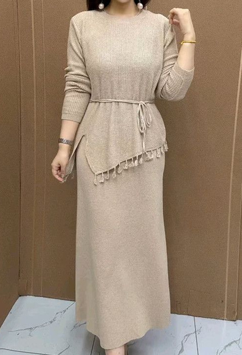 Set od dvije komponente: top i mini suknja, jesen/zima, udoban kroj koji vizualno naglašava vitku siluetu, moderan stil