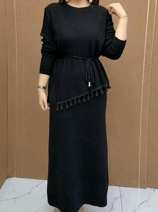 Set od dvije komponente: top i mini suknja, jesen/zima, udoban kroj koji vizualno naglašava vitku siluetu, moderan stil