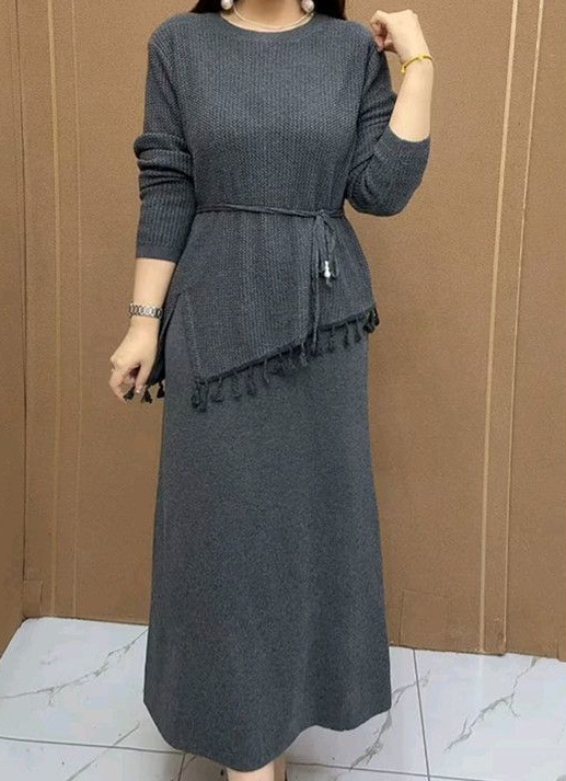 Set od dvije komponente: top i mini suknja, jesen/zima, udoban kroj koji vizualno naglašava vitku siluetu, moderan stil