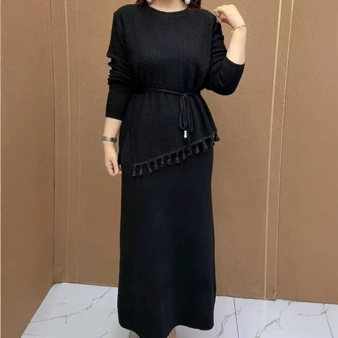 Set od dvije komponente: top i mini suknja, jesen/zima, udoban kroj koji vizualno naglašava vitku siluetu, moderan stil
