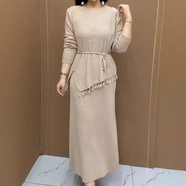 Set od dvije komponente: top i mini suknja, jesen/zima, udoban kroj koji vizualno naglašava vitku siluetu, moderan stil