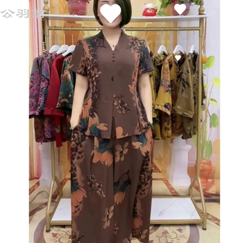 Dvodjelni set od ice silk: top s kratkim rukavima i široke hlače s floralnim uzorkom za žene srednje dobi, ljeto 2023