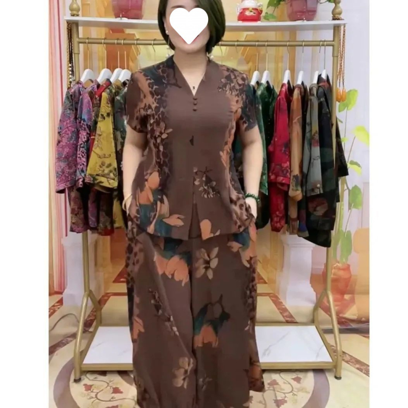 Dvodjelni set od ice silk: top s kratkim rukavima i široke hlače s floralnim uzorkom za žene srednje dobi, ljeto 2023