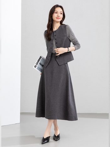 Xinge tiha luksuz stil starog novca: dvodijelni kostim s prslukom i midi suknja, naglašeni struk, proljeće 2026