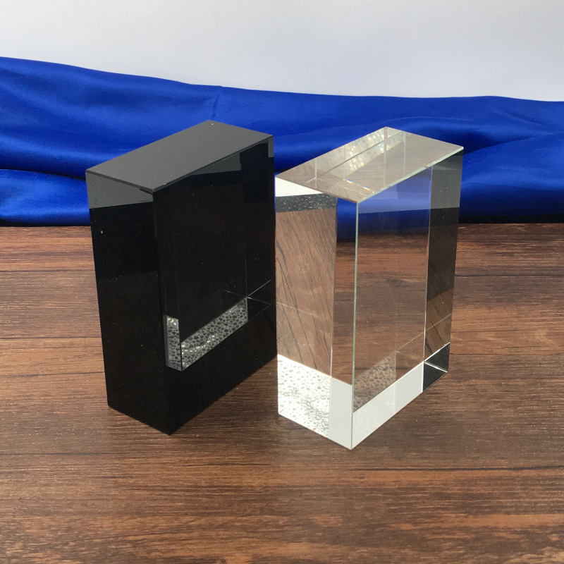 Kristalna baza 774, s oblicima kvadrata, trapeza i pravokutnika, prozirno kristalno staklo, gravirani logo, baza za trofeju