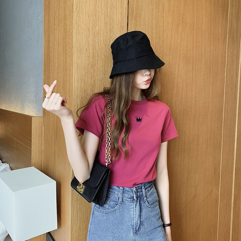 Ženski T-shirt s brodijom, okrugli ovratnik, kratki rukavi, mršav kroj, lagani materijal, ljeto 2026