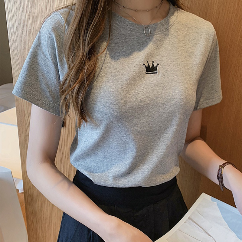 Ženski T-shirt s brodijom, okrugli ovratnik, kratki rukavi, mršav kroj, lagani materijal, ljeto 2026