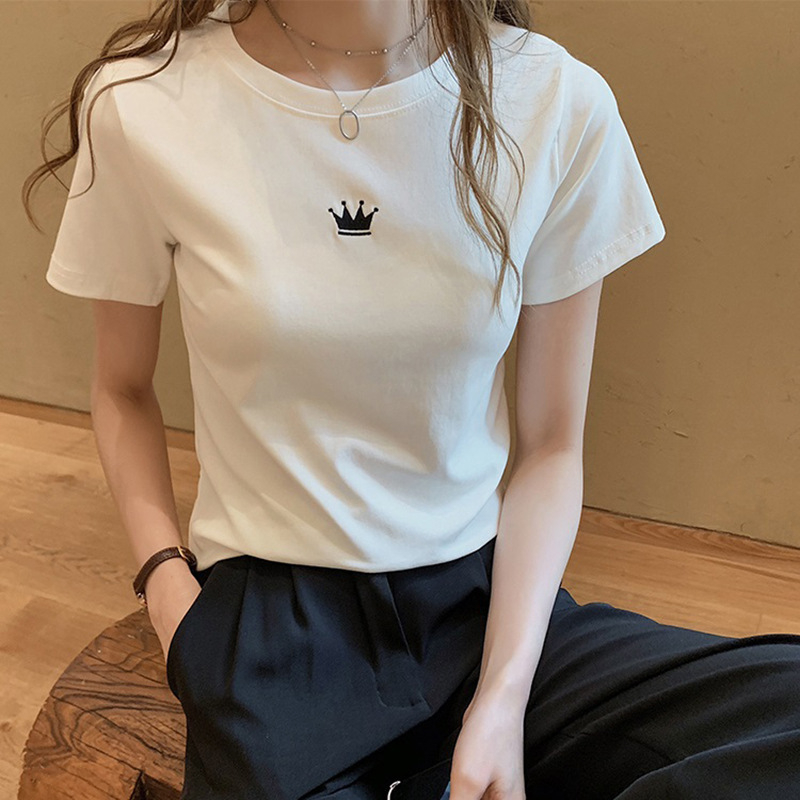 Ženski T-shirt s brodijom, okrugli ovratnik, kratki rukavi, mršav kroj, lagani materijal, ljeto 2026